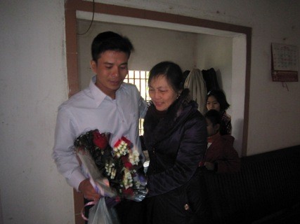 Cô giáo chủ nhiệm cấp 3 của Hùng cũng tranh thủ thời gian đến thăm hỏi và chúc mừng Hùng đã bình an về đoàn tụ với gia đình